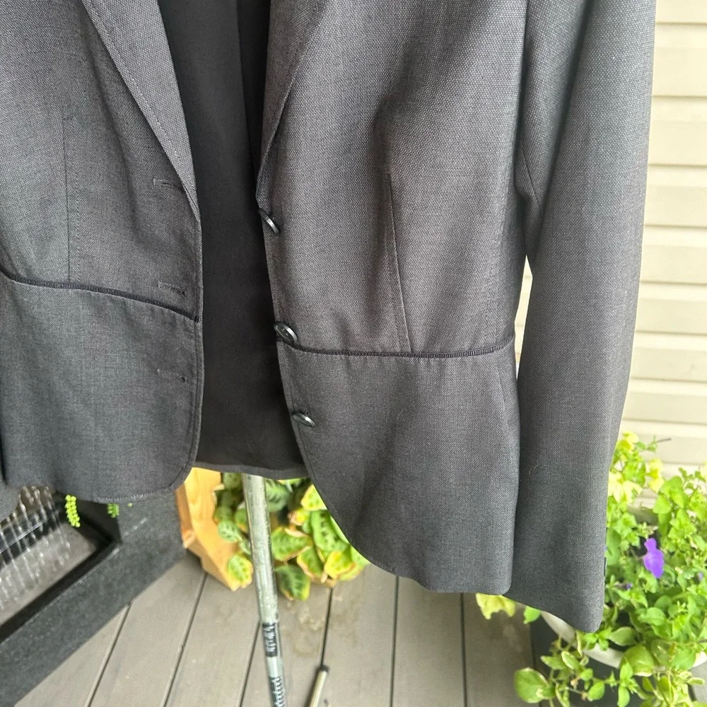 Banana Republic Classic Tailored buttoned charcoal gray jacket. Size 4P - Picture 6 of 10